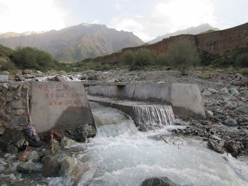 Runoff dataset in Hulugou outlet of Qilian station in the upstream of the Heihe River (2012)