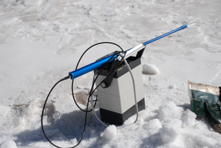 黑河综合遥感联合试验：预试验期冰沟流域加密观测区雪特性分析仪（Snowfork）观测数据集（2007年12月）